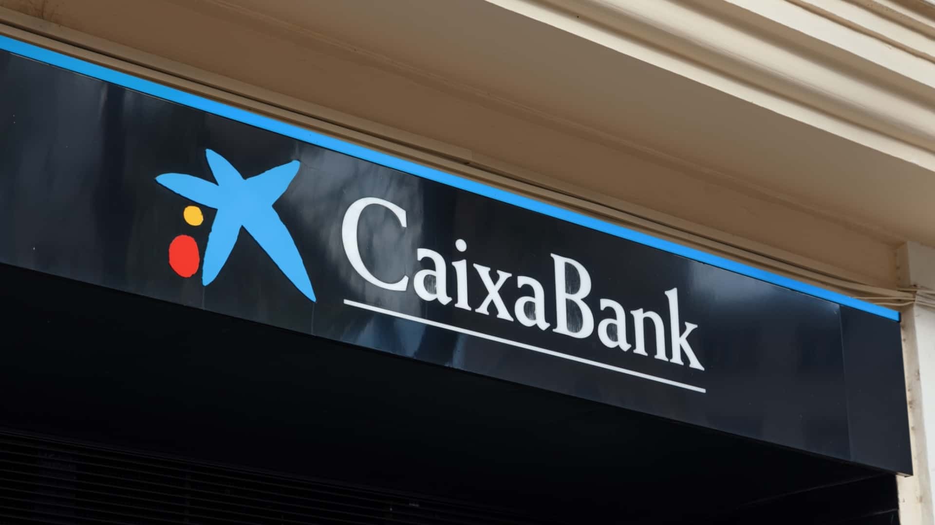 Fachada de una sucursal CaixaBank. Fachada de una sucursal CaixaBank