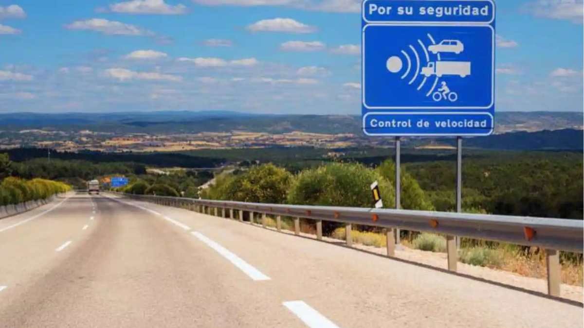 La DGT instalará en agosto el radar más peligroso de España: será de los más largos Cartel de control de velocidad en una carretera