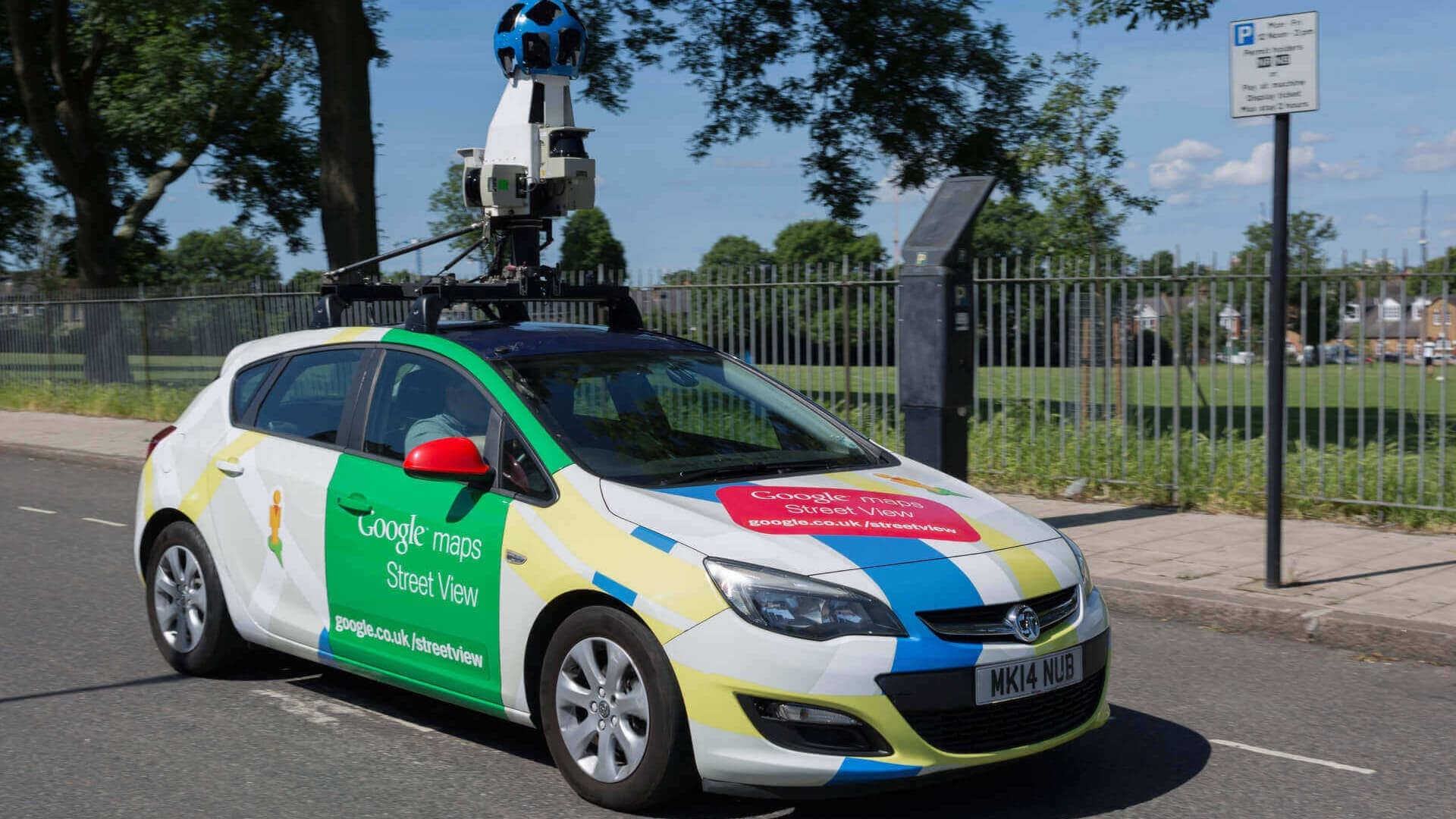 El coche de Google Maps recorriendo las calles de una ciudad