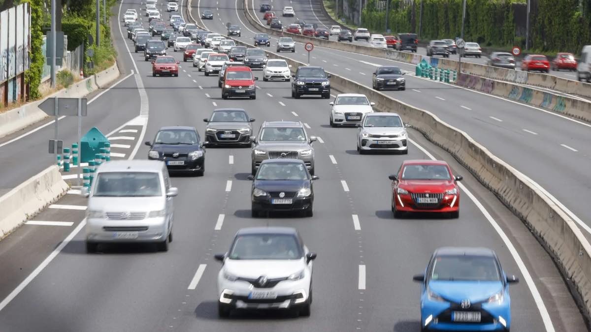 Todos los coches de nueva matriculación deben llevarlo Coches circulando por una autovía