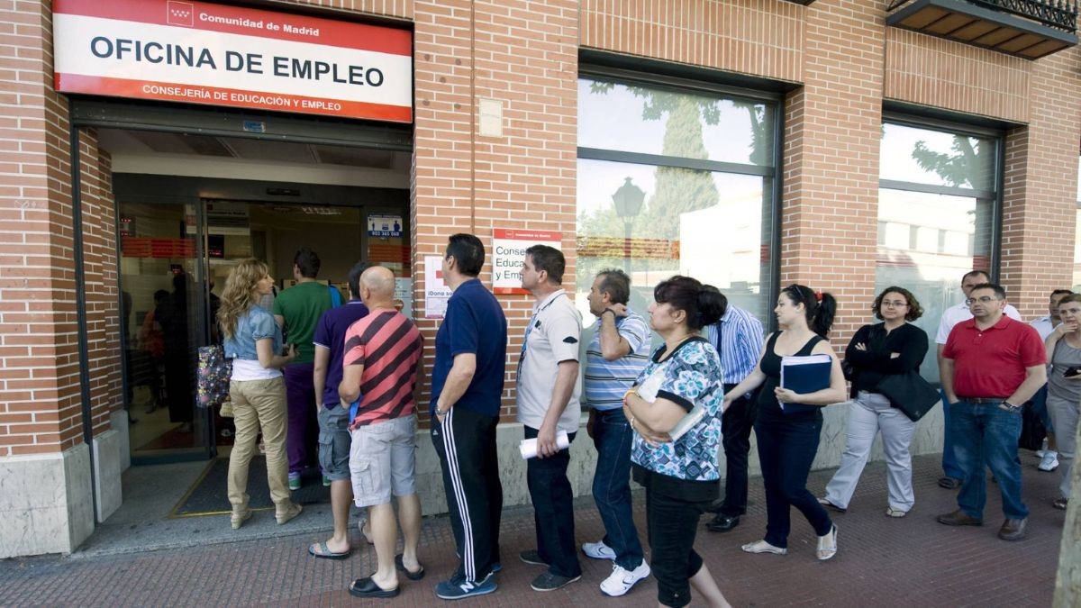 Una cola de personas espera para entrar en una oficina de empleo en Madrid.