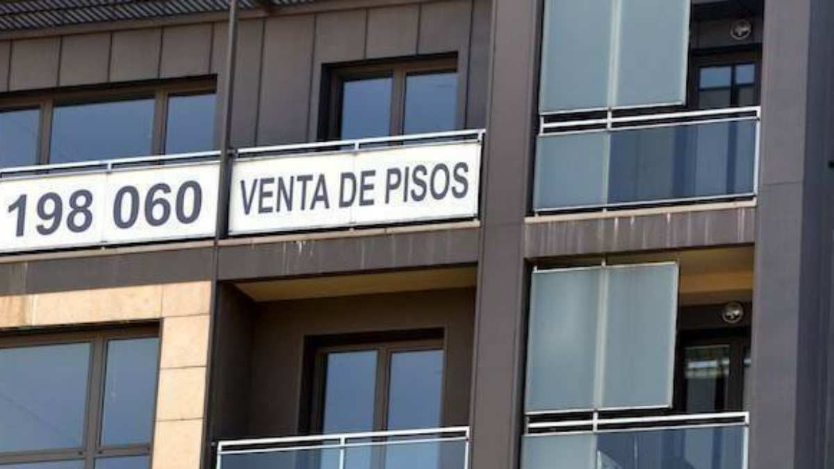 El precio de la vivienda sigue disparado: cierra el trimestre siendo un 8,4% más caro que el año anterior Fachada de un edificio con pisos en venta