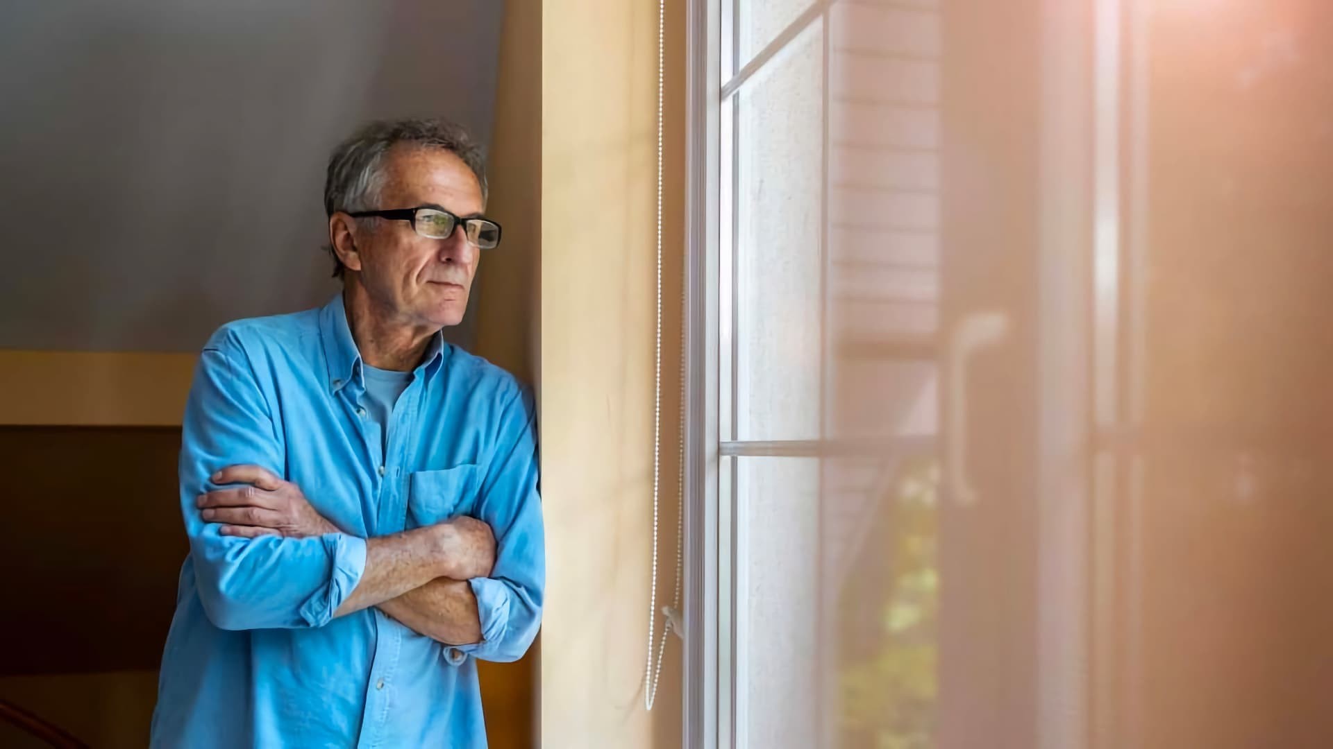 Me puedo jubilar si tengo 63 años y menos de 15 años cotizados. Jubilado mira por una ventana