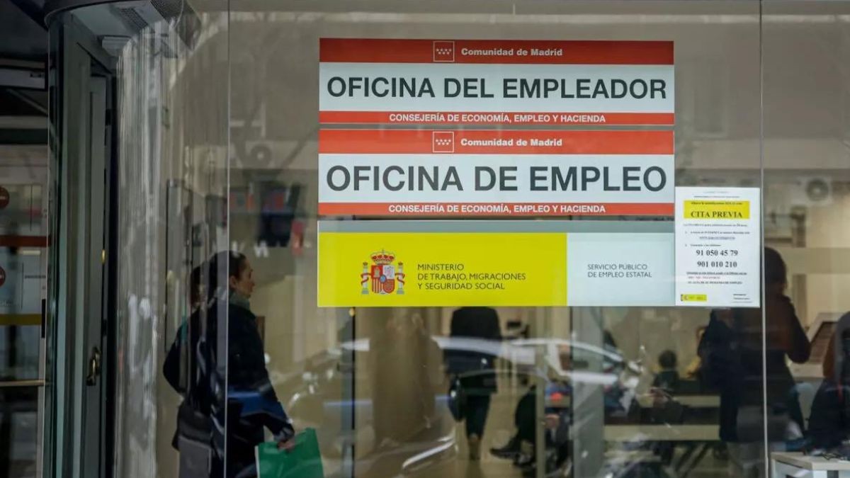 Ofertas de empleo publicadas hoy para transportistas con sueldo de hasta 2.000 euros y contrato fijo. Una mujer dentro de la oficina de empleo de Madrid.