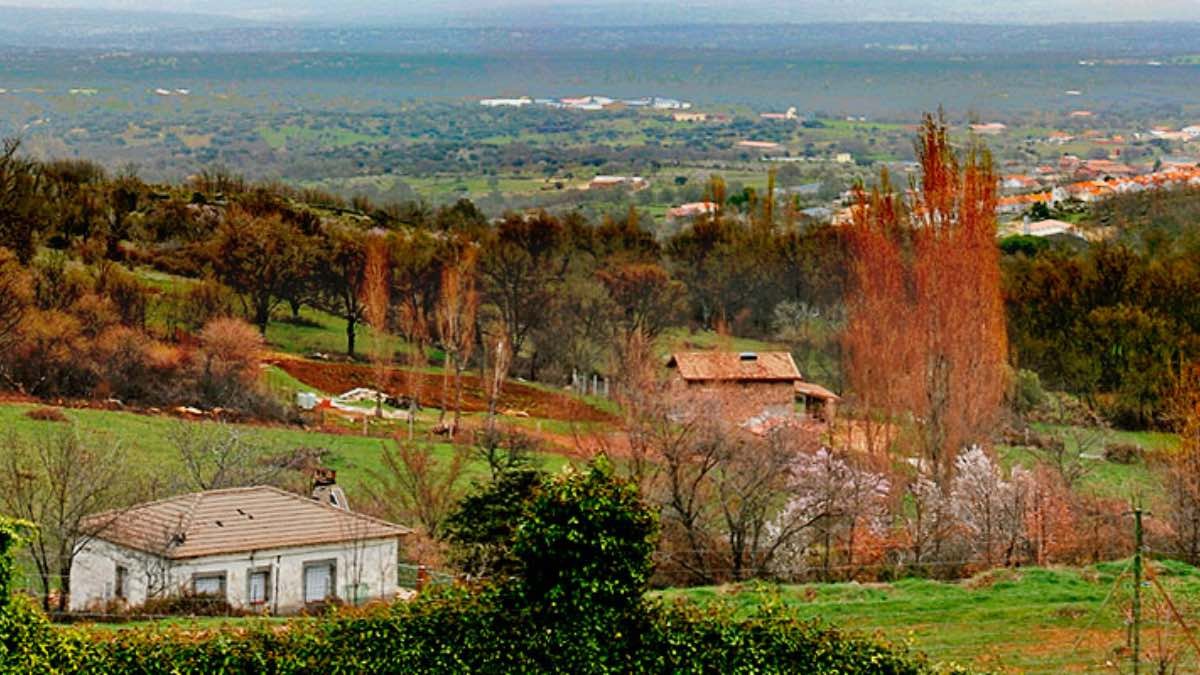 Empleo fijo y casa gratis en este bonito pueblo a una hora de Madrid: piden un solo requisito paisaje con casas de Navillas, Menasalbas