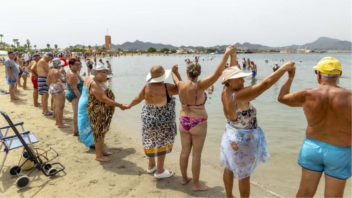 ¿Cuál es el destino más barato y más caro para viajar con el Imserso en 2024/2025? pensionistas de los viajes del Imserso en la playa