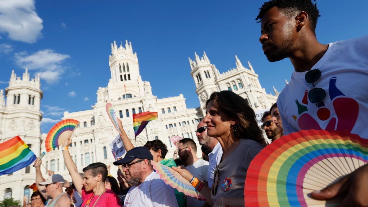 Desfile del Orgullo 2024: a qué hora comienza, el recorrido y las calles cortadas al tráfico. Personas en el desfile del Orgullo en Madrid