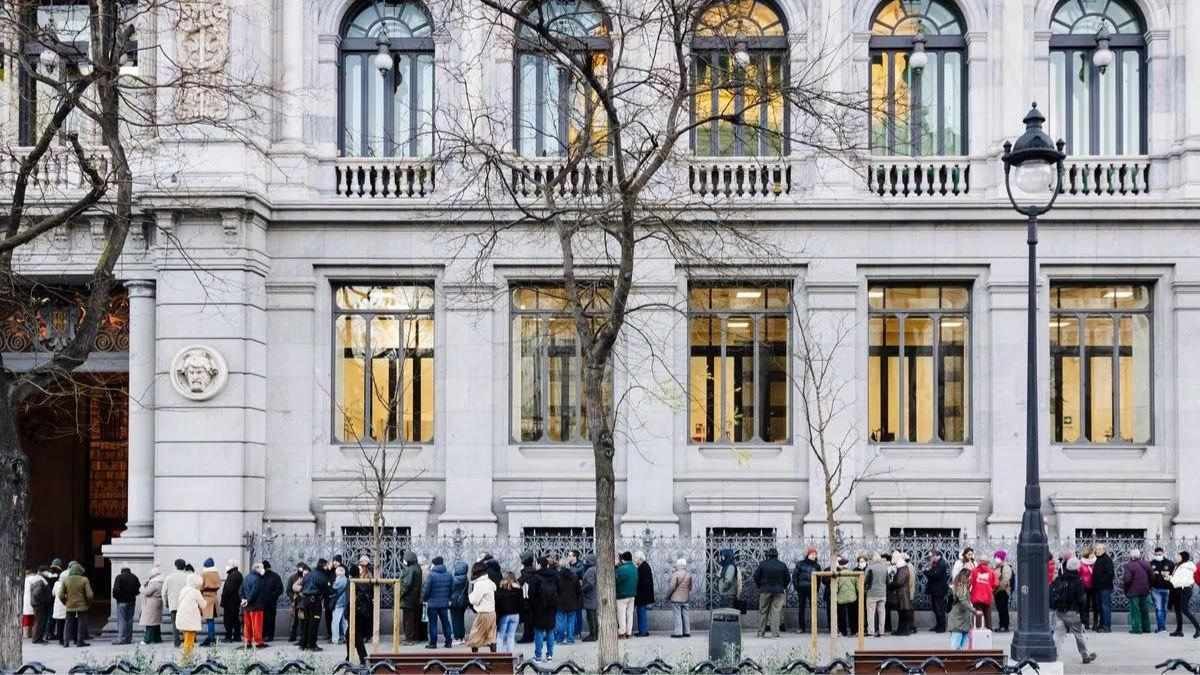 El Tesoro Público abre las primeras subastas de Letras del Tesoro del mes de julio Personas haciendo cola en el Banco de España