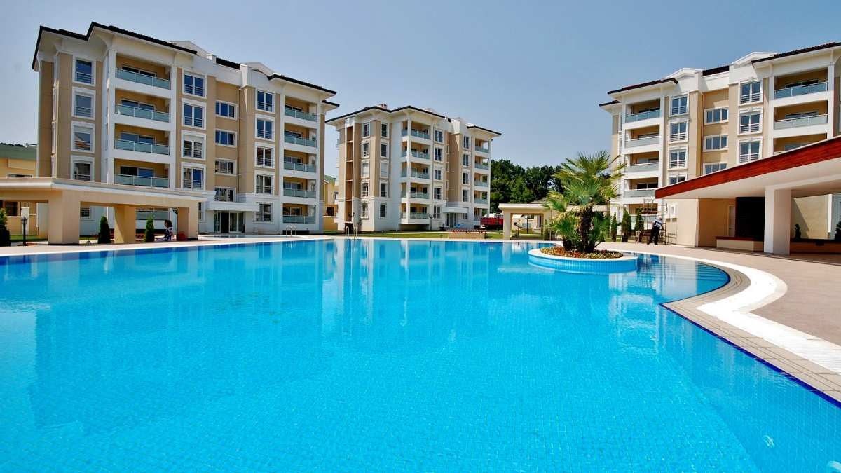 Piscina rodeada de viviendas en un residencial