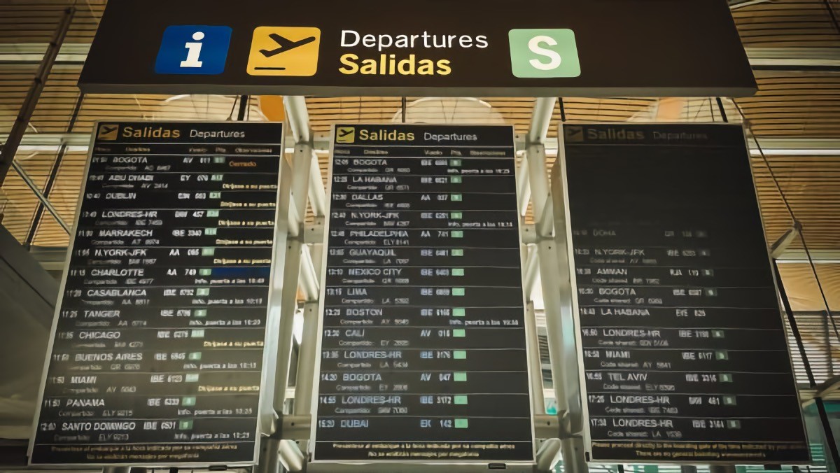 Aena avisa de un error informático que está produciendo retrasos en todos los aeropuertos españoles tabla de salidas de destinos en un aeropuerto