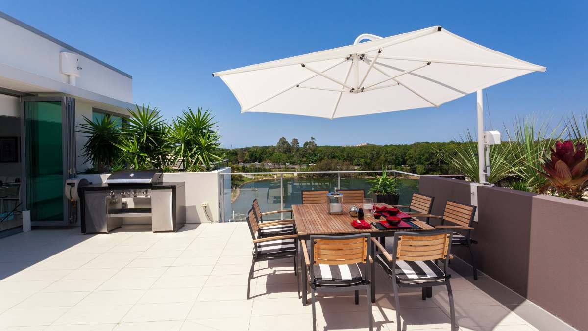Fotocasa pone a la venta áticos con grandes terrazas por menos de 35.200 euros: los hay para entrar a vivir Terraza de un ático