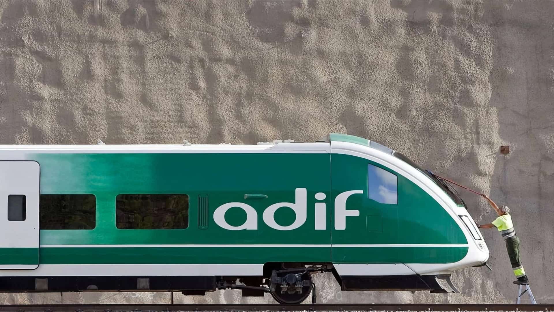 Un trabajador de Adif limpiando un tren