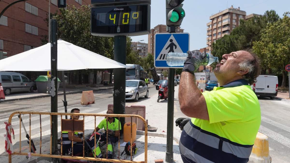 La Inspección de Trabajo avisa los derechos que tienen los trabajadores en olas de calor Trabajador bajo el sol