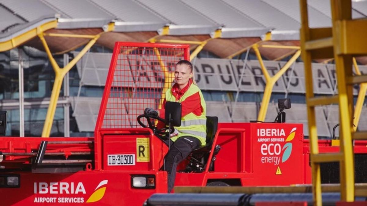 Empleada de Iberia trabajando en un aeropuerto