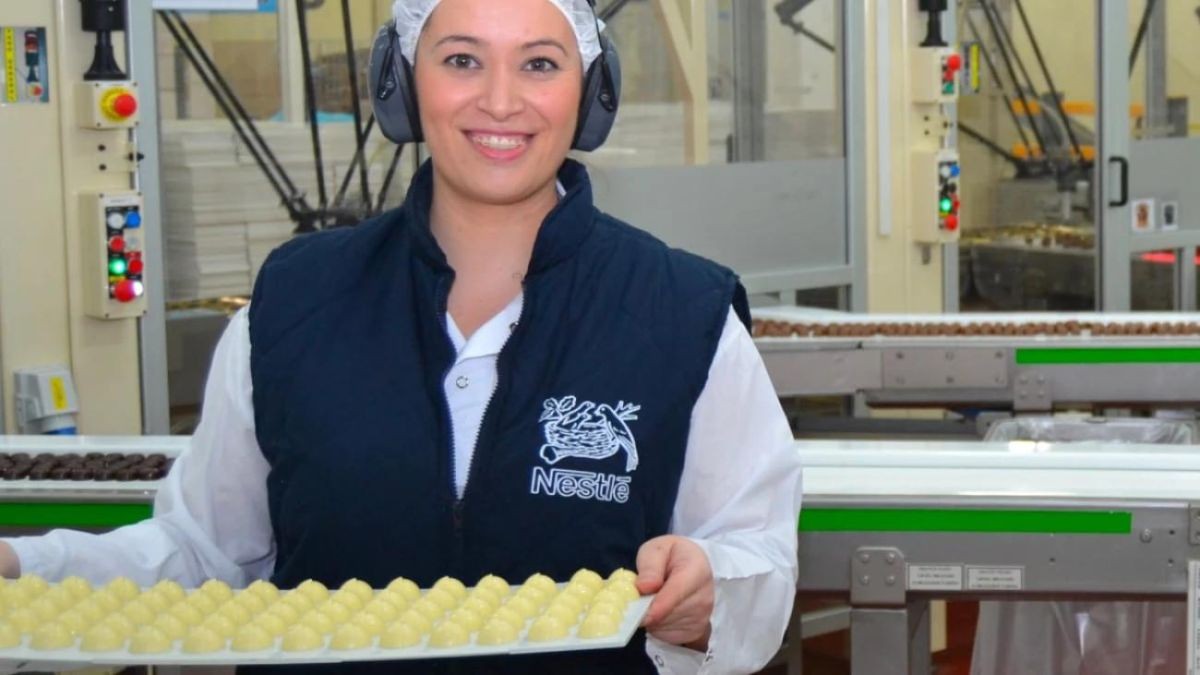 Una trabajadora de Nestlé presenta una bandeja de bombones.