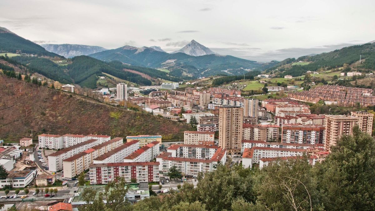 Casa gratis y sueldo de 3.250 euros: la localidad que necesita 5 trabajadores. Vista de la localidad de Arrasate, en el País Vasco.
