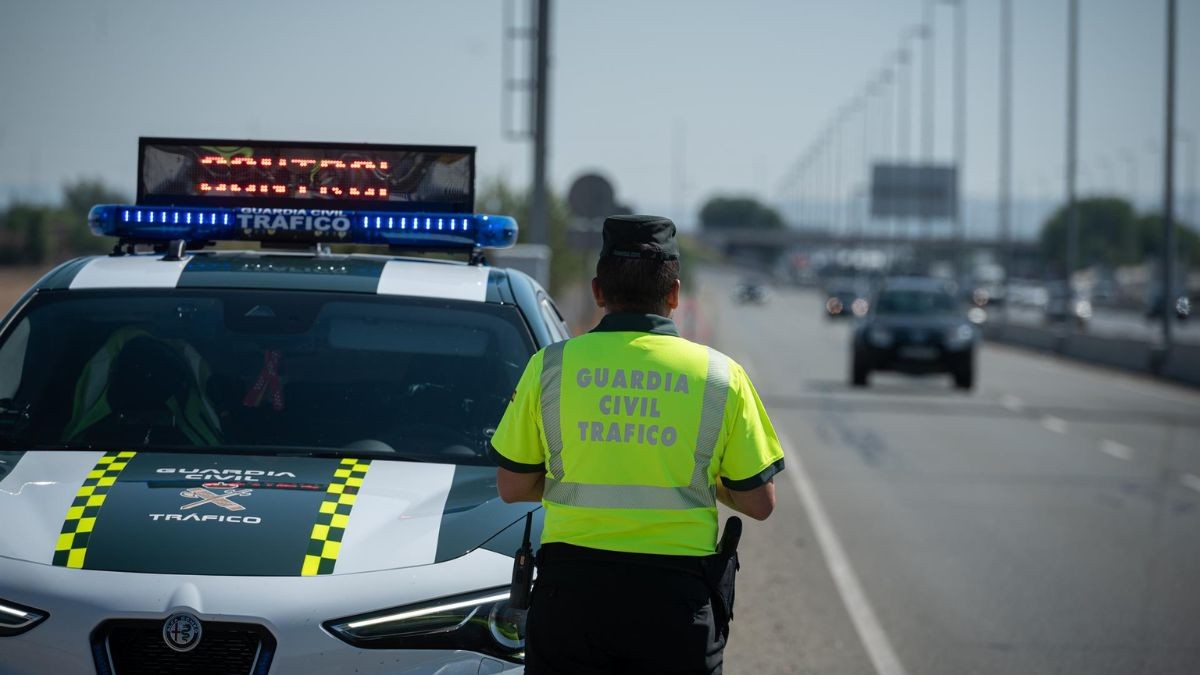 Un agente de la Guardia Civil de Tráfico en un control de vigilancia