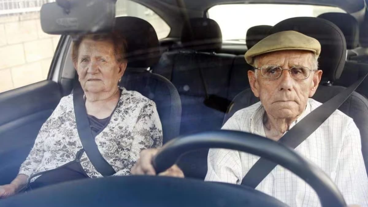 ¿Adiós al permiso de conducir con 70 años? Dos personas mayores conduciendo un vehículo
