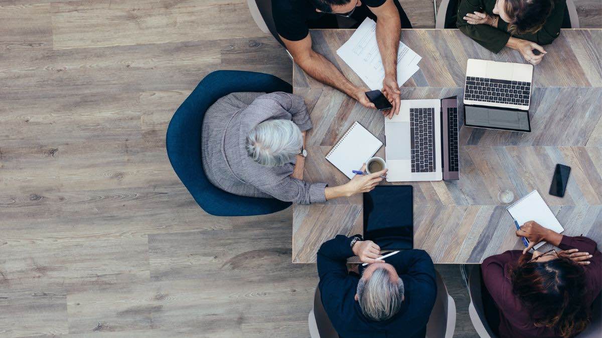 La mayoría de empresas española está preocupada por el aumento de los costes laborales Empleados reunidos en la oficina