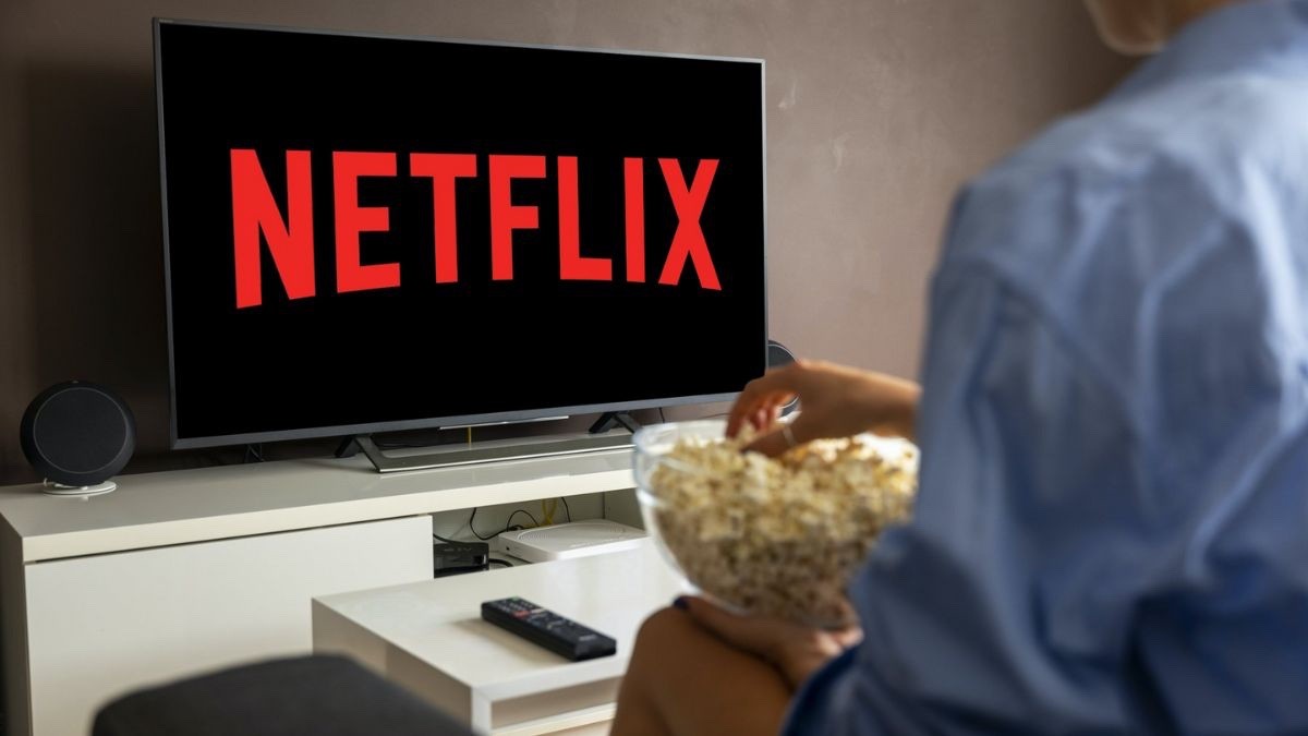 Netflix dejará de funcionar en todos estos televisores con efecto inmediato Una mujer viendo Netflix