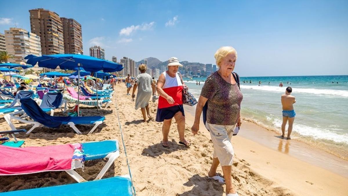 El Imserso permite conocer Málaga por 200 euros. Pensionistas del Imserso en la playa