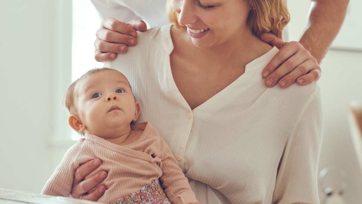 Esto es lo que cuesta tener y criar un hijo en España Una pareja con un bebé