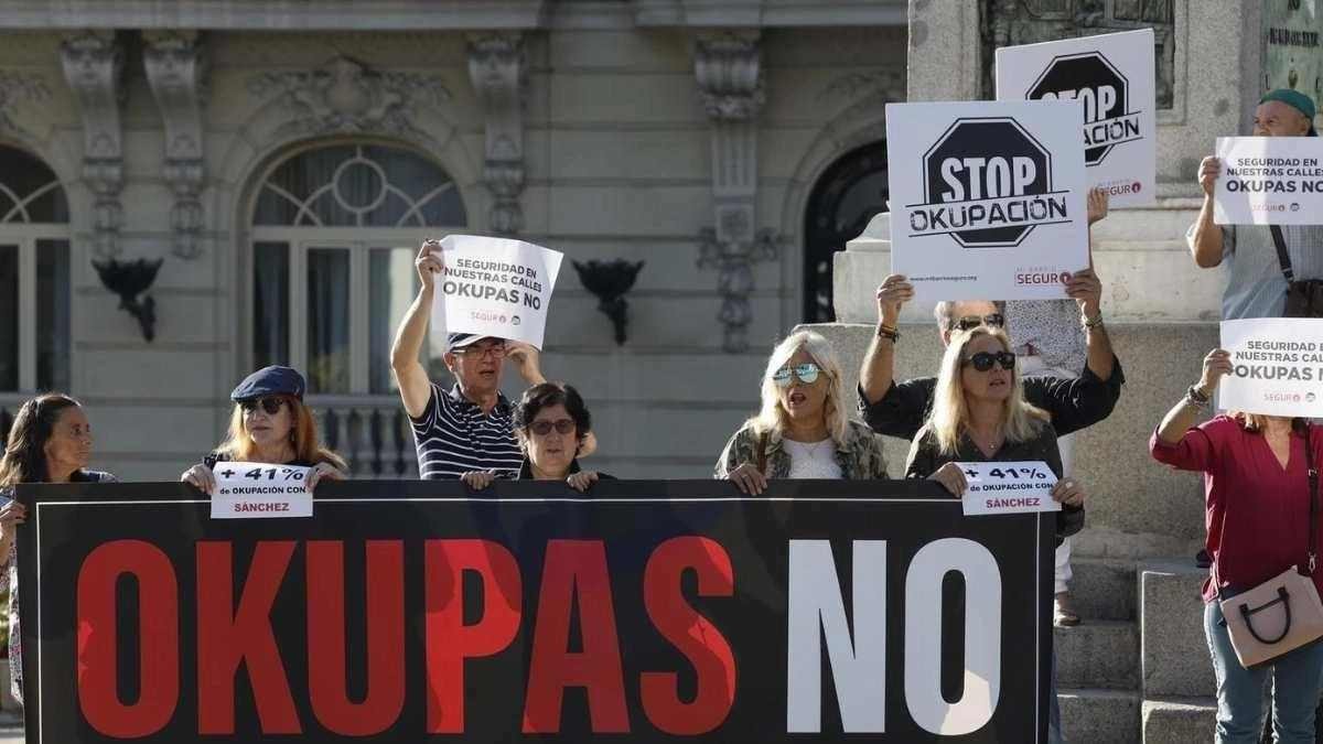 Los okupas ponen en marcha su estrategia para apropiarse de casas fácilmente durante el otoño: así funciona Personas en una manifestación antiokupas