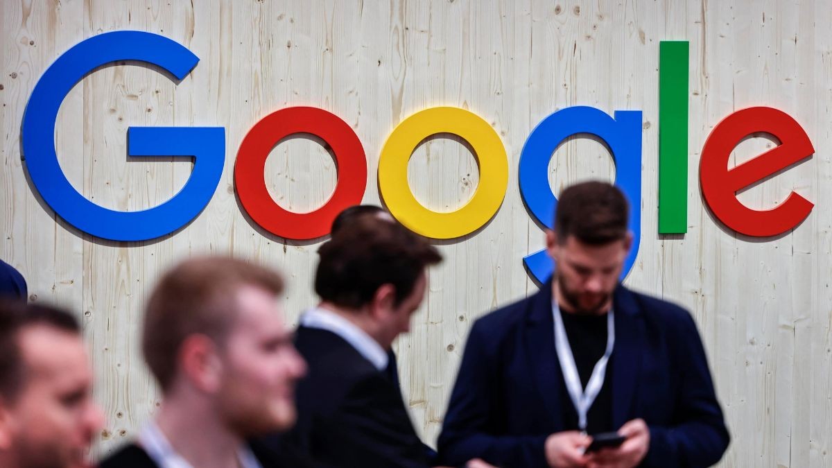 Un trabajador de Google vive dentro de un camión para ahorrar el 90% de su sueldo Un empleado de Google consulta el teléfono móvil frente al cartel de la empresa.