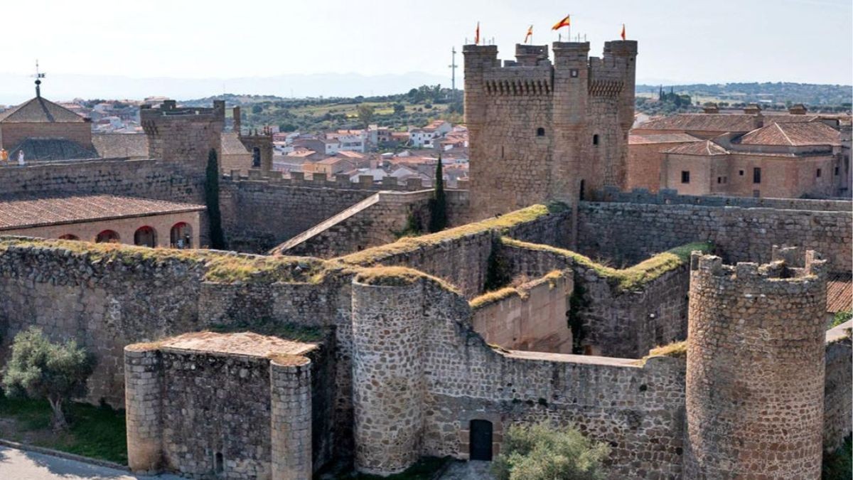 Imagen de la localidad de Oropesa de Toledo, con el castillo medieval en primer plano.