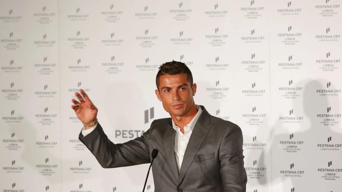 Cristiano Ronaldo te necesita: empleo fijo, 50 días de vacaciones y sueldo de 2.300 euros al mes. El jugador portugués Cristiano Ronaldo señala a la cámara.