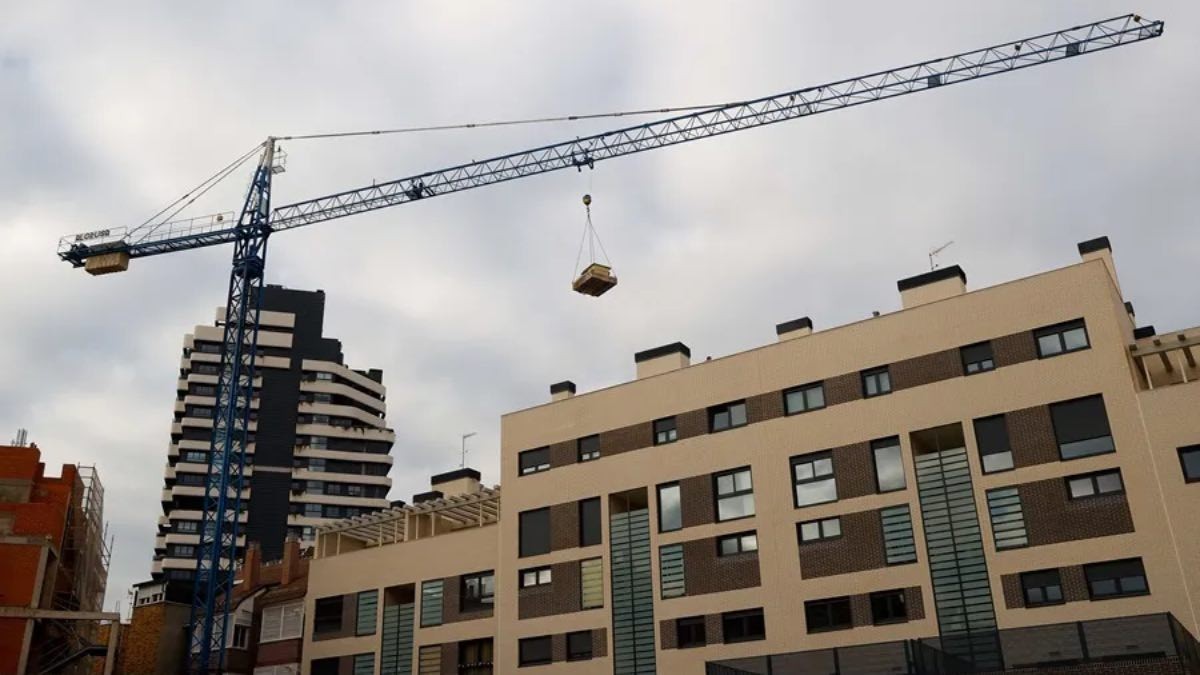 Vuelve a subir el precio de la vivienda y alcanza su importe más alto de los últimos 15 años Edificio de pisos en construcción