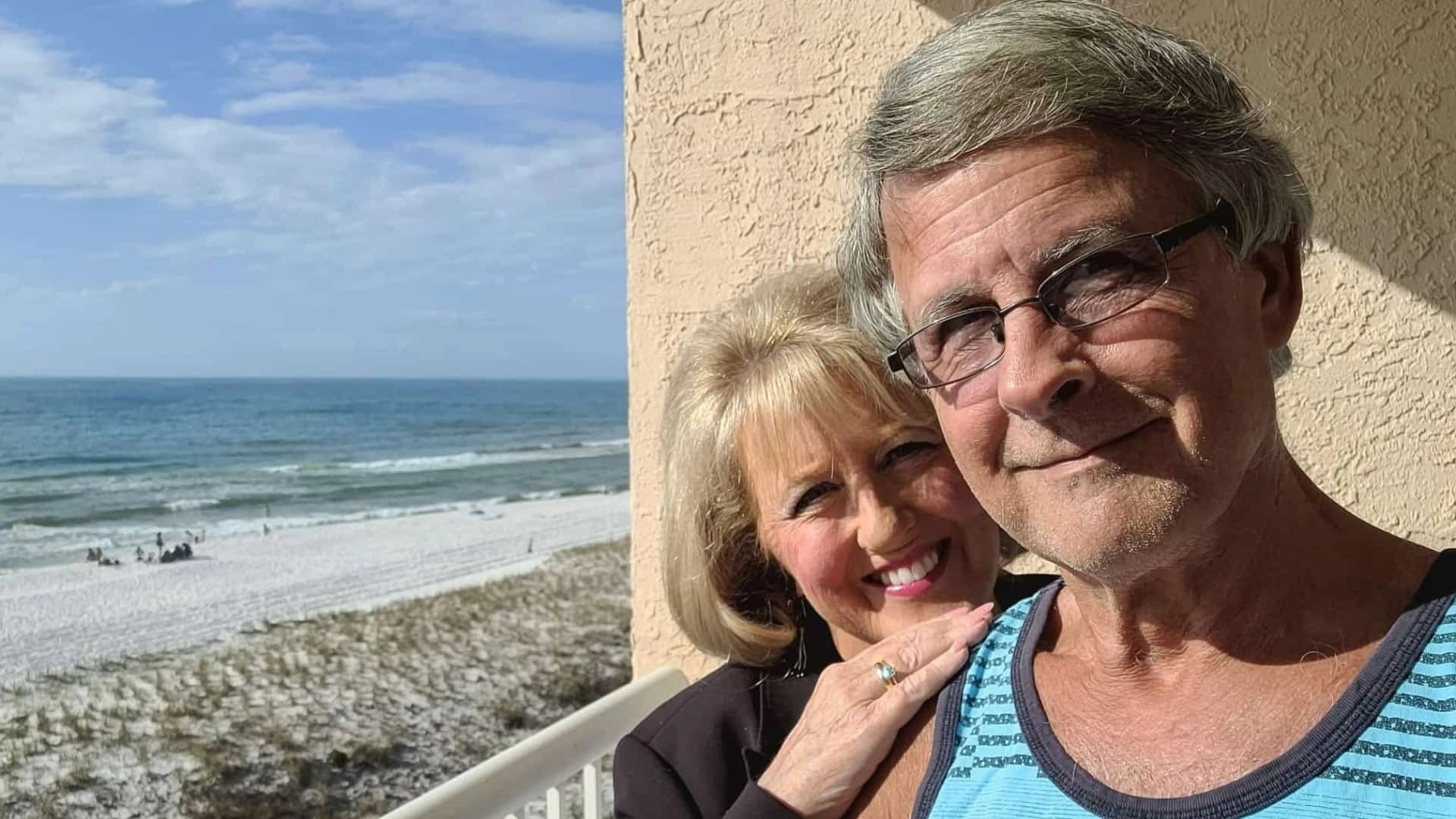 Una pareja estadounidense encuentra la jubilación perfecta en España tras una frustrante experiencia en Italia Una pareja de dos jubilados con la playa de fondo