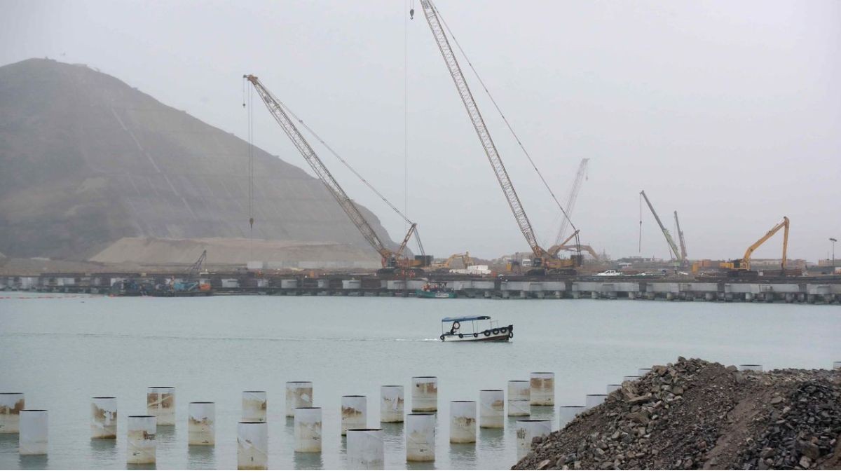 El país de Sudamérica donde invierten China y Estados Unidos: cuenta con la moneda más estable El puerto de Chancay con un barco navegando.