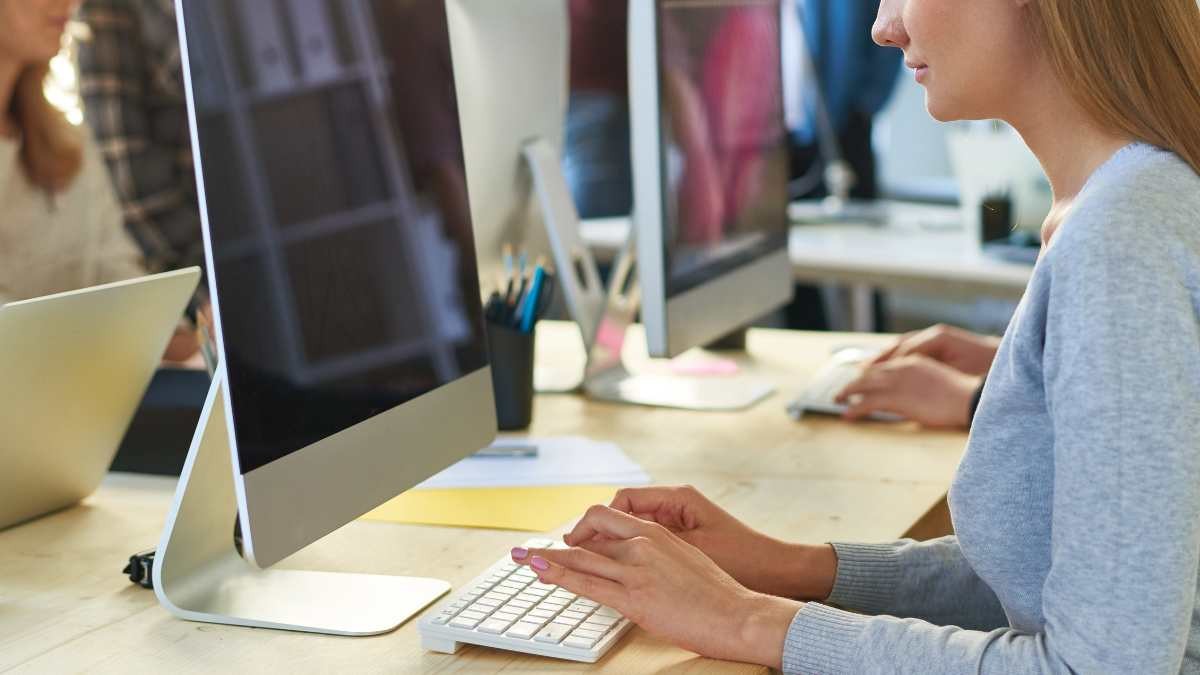 Una empleada reduce su jornada laboral a 4 días y consigue ahorrar 415 euros al mes a la vez que ser más productiva Una trabajadora frente a un ordenador
