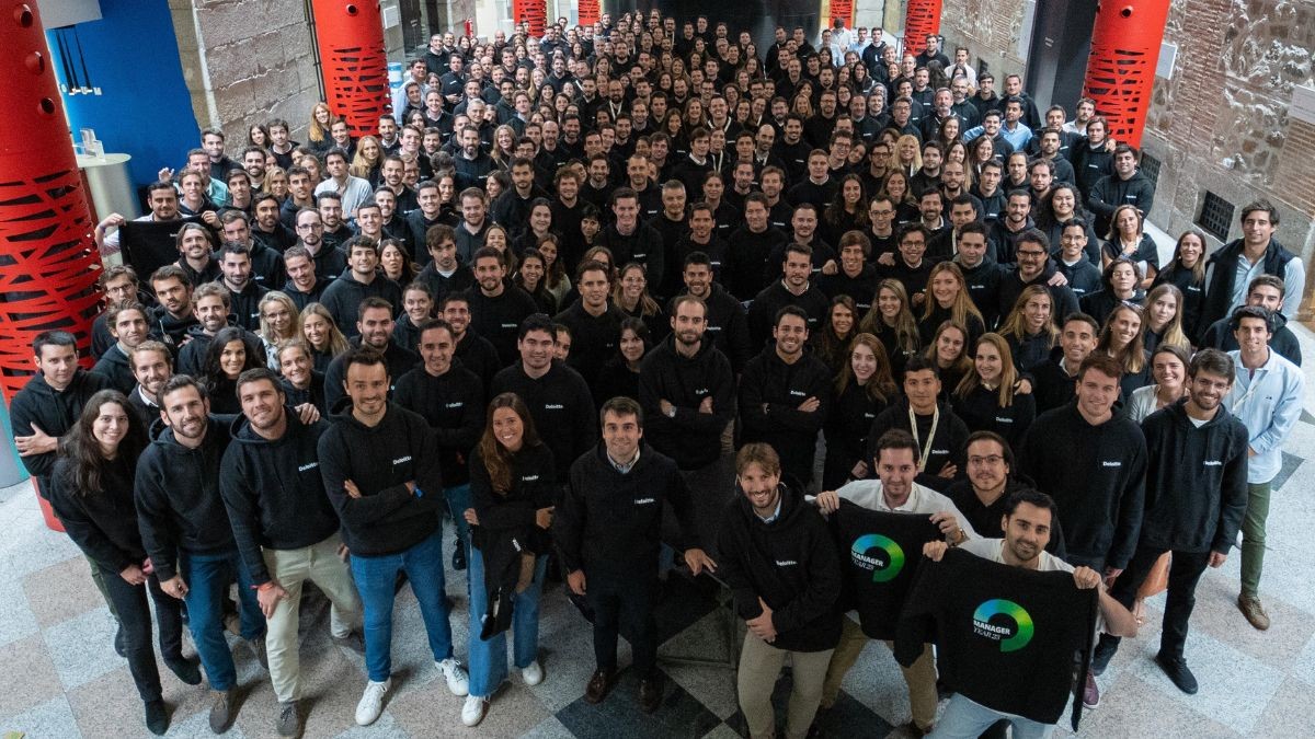 Un grupo de trabajadores de Deloitte posan para una foto.