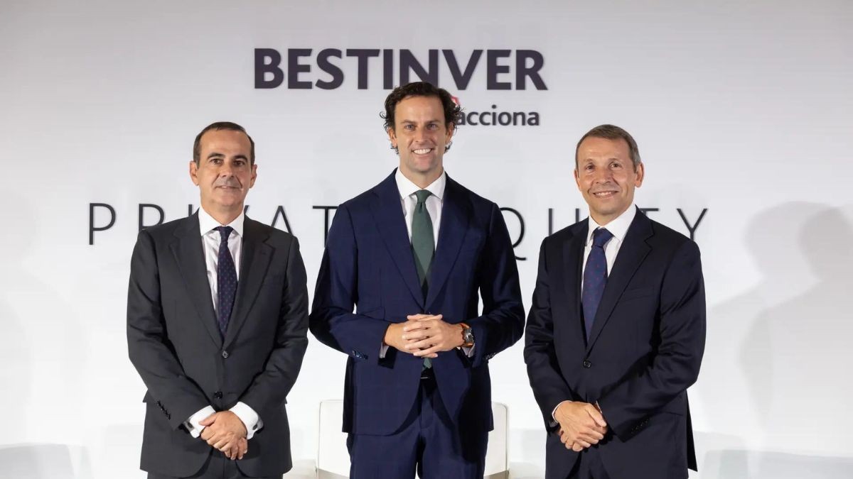 Bestinver de Acciona se une a un proyecto de carga eléctrica en Italia de 200 millones Tres miembros de Bestinver de acciona miran sonriendo a la cámara.