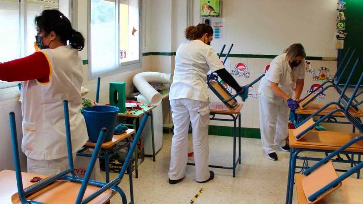 Sueldos de 1.500€ y sin experiencia: El SEPE busca conserjes y personal de limpieza para trabajar en colegios