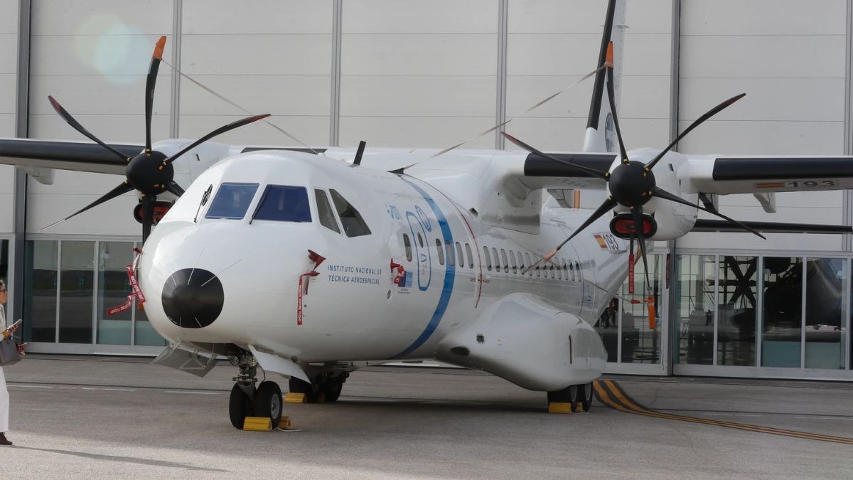 La conocida empresa aeroespacial que recortará su plantilla en 2.500 personas Un avión parado dentro de una sede de la empresa Airbus.