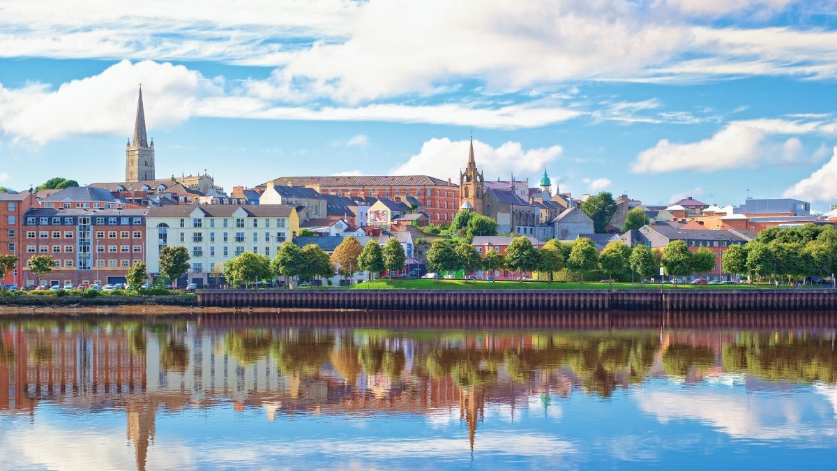 Imagen de una ciudad irlandesa con un río.