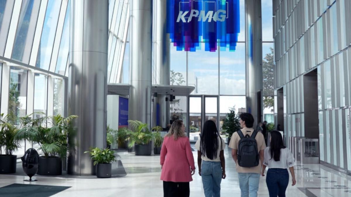 KPMG desde dentro: cómo trabajar para una de las Big Four incluso si no tienes experiencia Personas en la entrada de KPMG