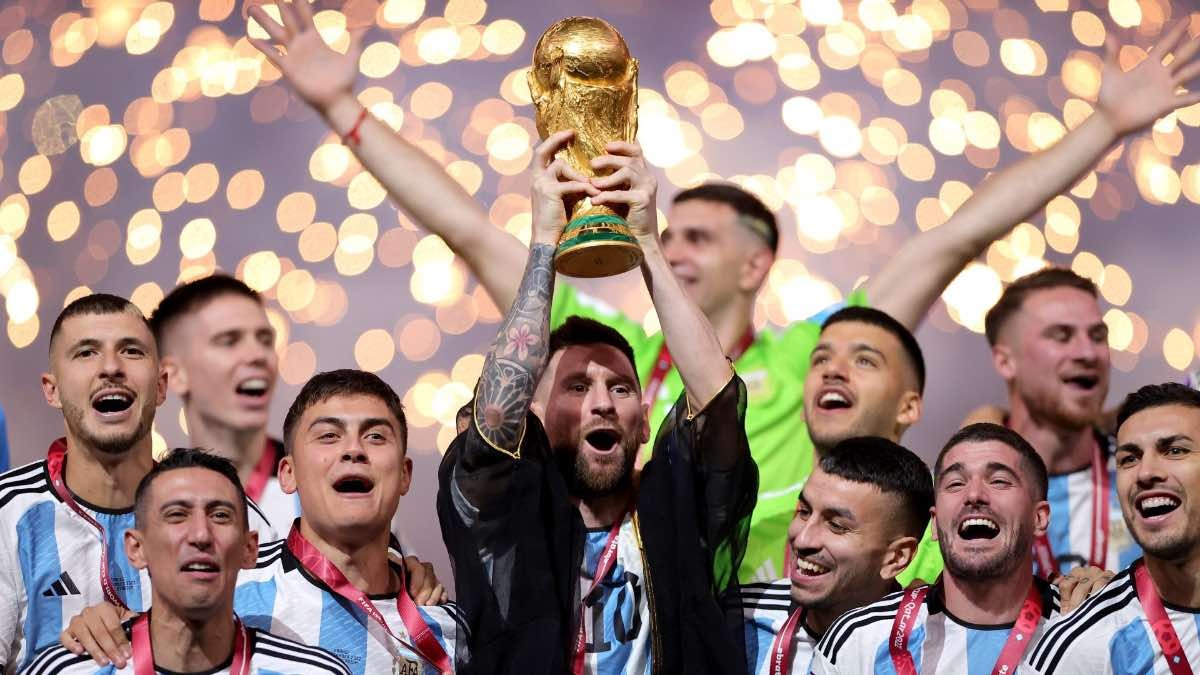 Messi levantando la copa del Mundial de Qatar