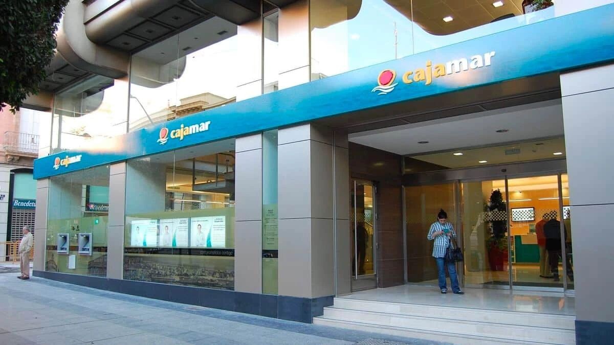 Sueldo de 2.800 euros con contrato indefinido: buscan trabajadores en Cajamar con y sin experiencia. Una oficina de Cajamar.