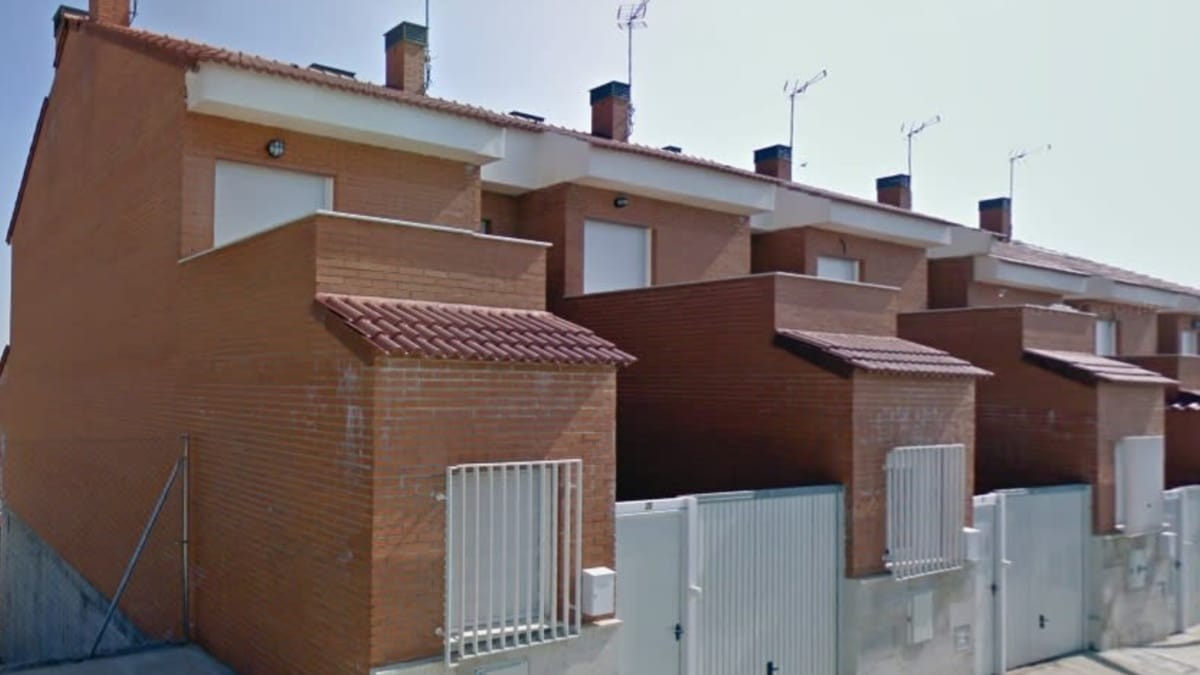 Fachada a la venta del chalet de Unicaja Fachada a la venta del chalet de Unicaja