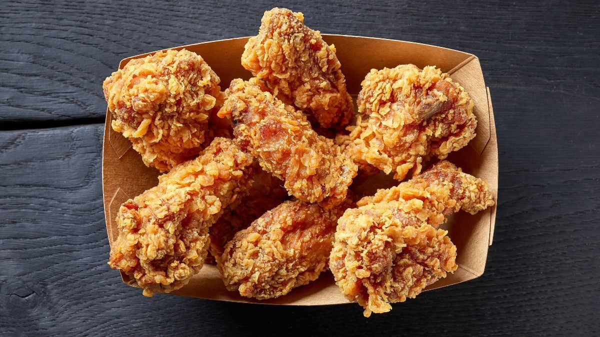 Pollo frito preparado para llevar.