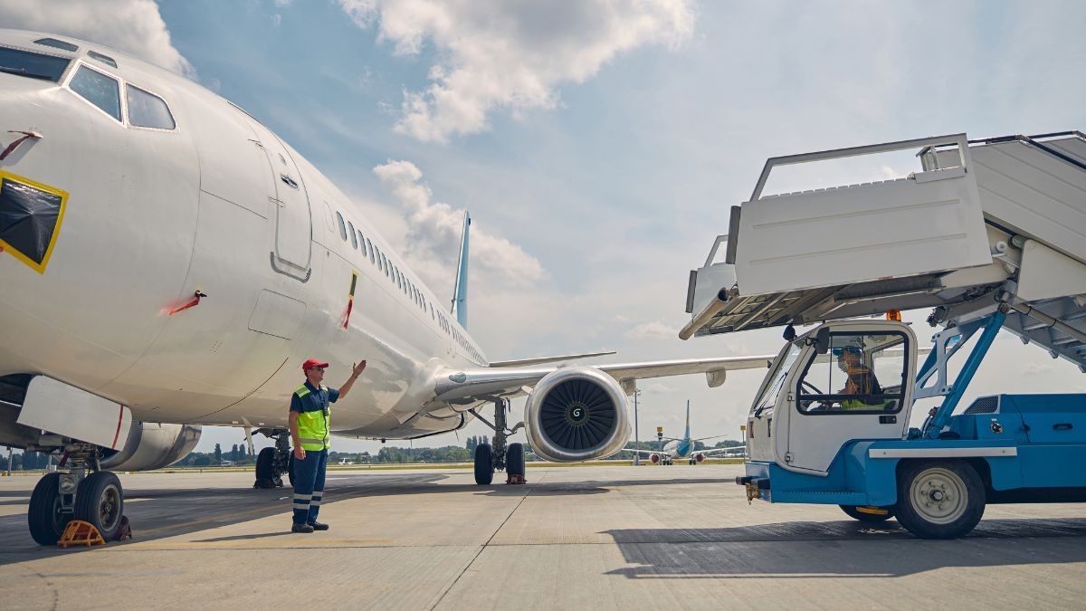 Un trabajador hace señales a otro que está conduciendo una furgoneta.