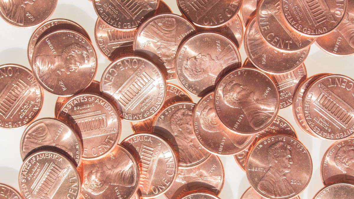 Varias monedas de 1 centavo con la imagen de Lincoln