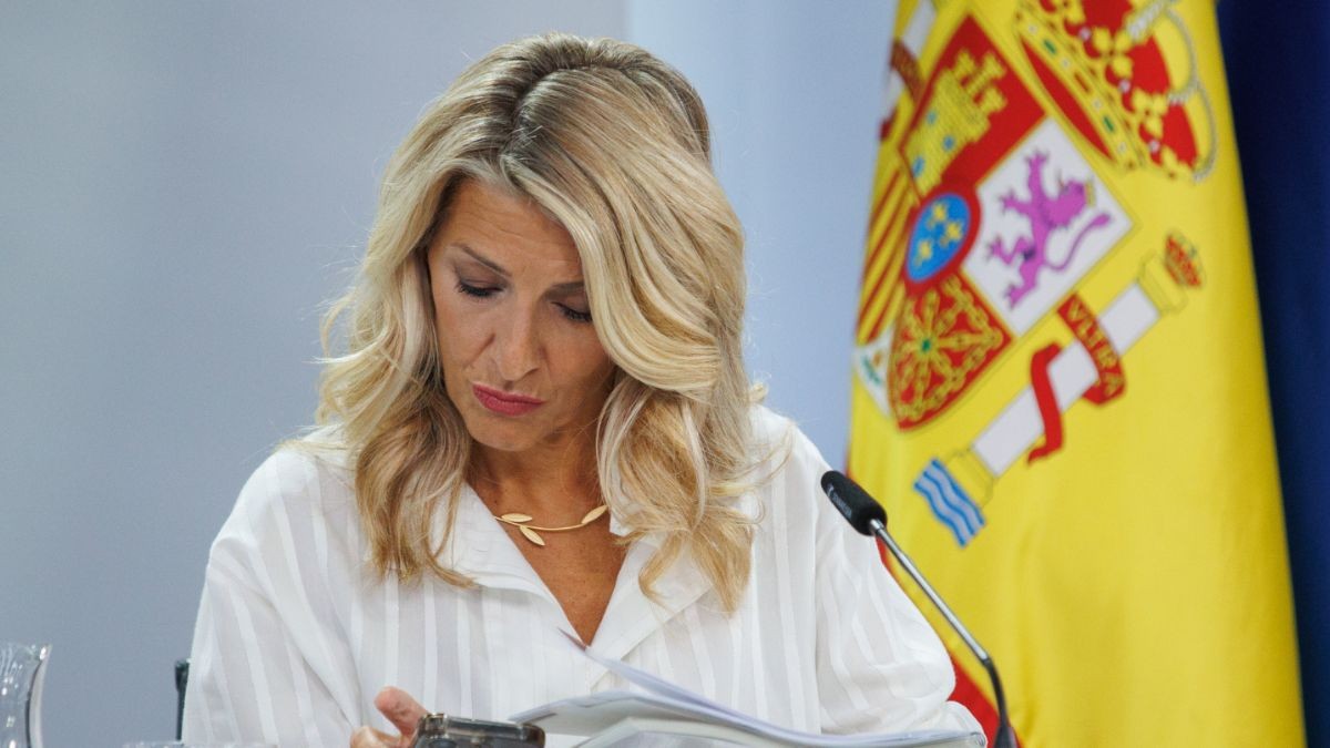 Yolanda Díaz envía un serio mensaje a Garamendi sobre la reducción de jornada: “espero respuesta” Yolanda Díaz mira el teléfono móvil.