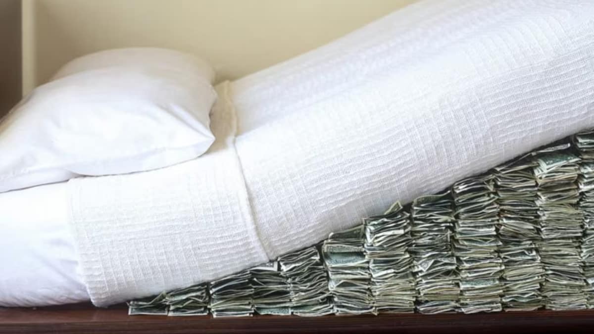 Cama con dinero debajo del colchón