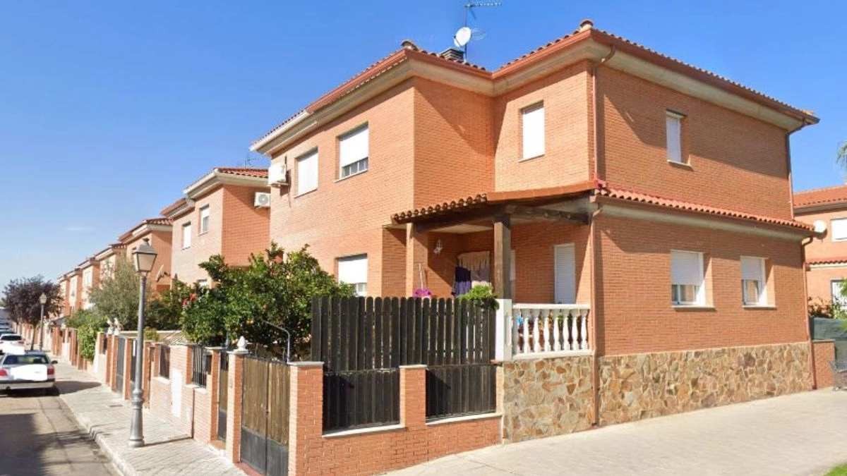 Fachada de una casa en venta de Unicaja Fachada de una casa en venta de Unicaja
