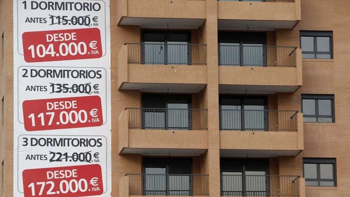 Fachada de un edificio con viviendas en venta